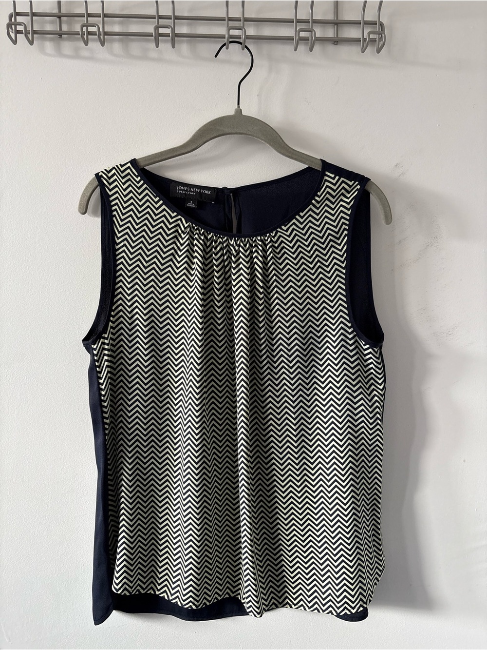 Jones New York Navy and White Chevron Sleeveless Blouse